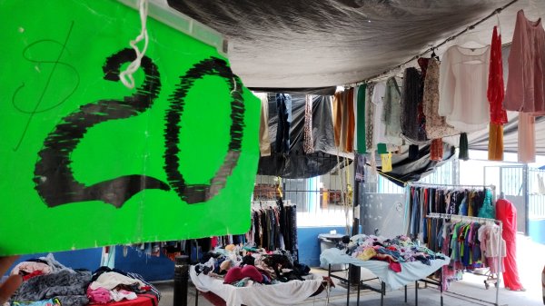 Ropa de paca en Guanajuato atrae a clientes por sus bajos precios y variedad de opciones