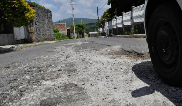 Vecinos en comunidad de Valle de Santiago exigen reparación urgente al camino principal