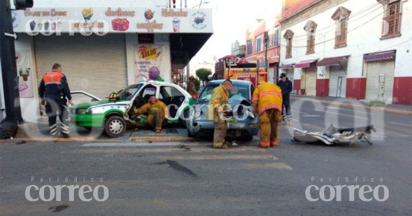 Choque entre taxi y automóvil deja tres lesionados en Salamanca 