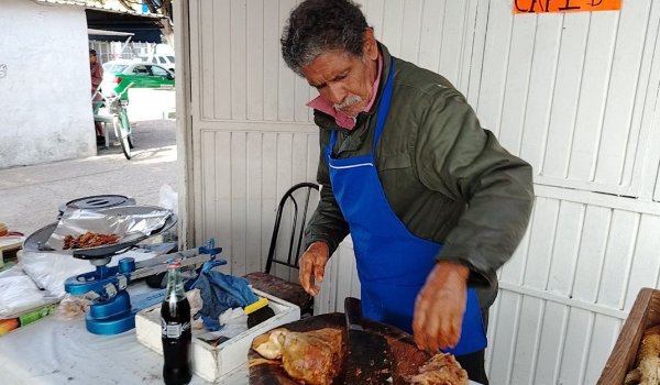 Desde hace 43 años, Don Paco vende barbacoa en el mercado Barahona de Salamanca