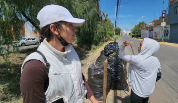 Colonos de Villas del Bajío en Celaya limpian áreas verdes para evitar riesgos