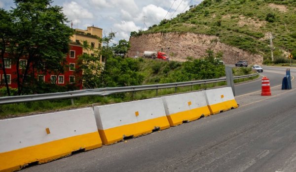 Nueva barrera de seguridad en libramiento de San Miguel reduce accidentes