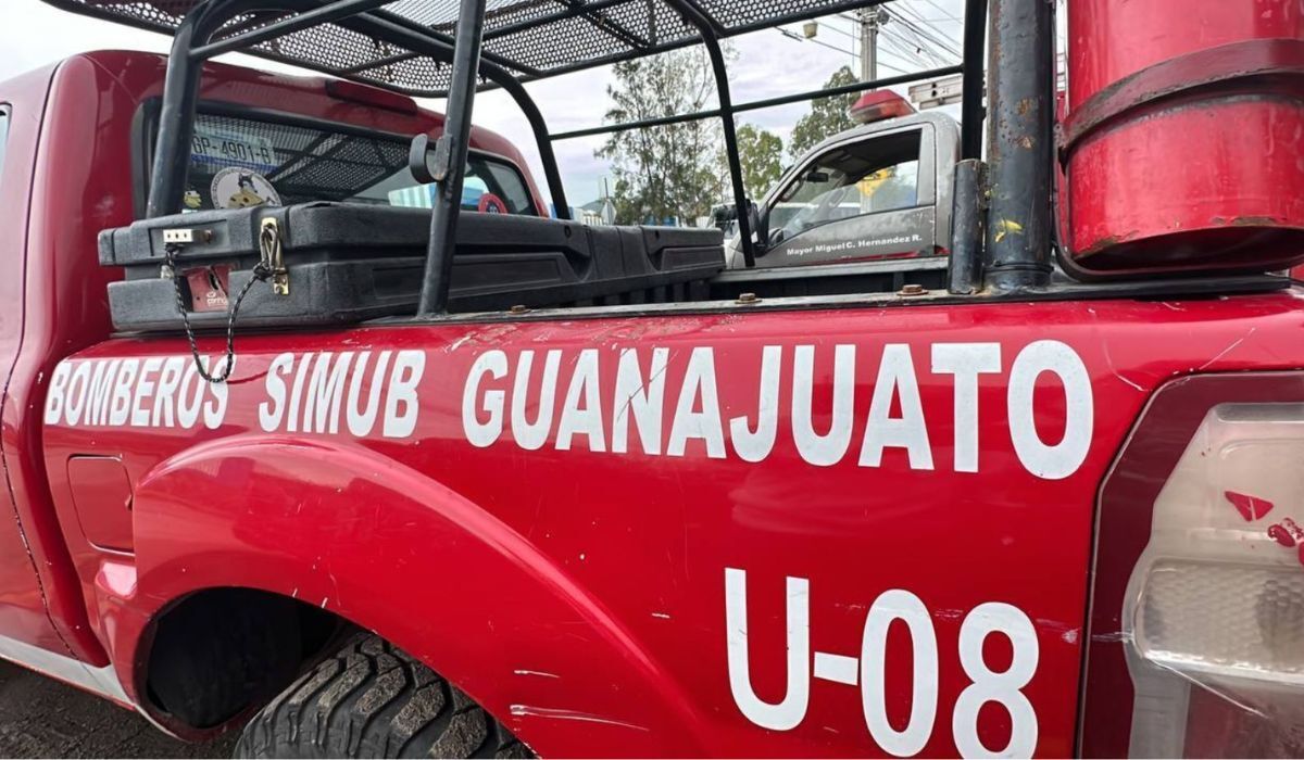 Artesano guanajuatense rinde homenaje a Bomberos SIMUB con figuras de resina