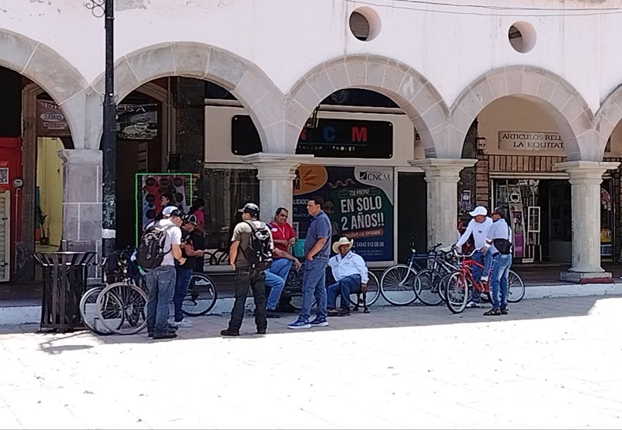 Padres de familia en Salamanca sin empleo esperan ser contratados en el jardín principal