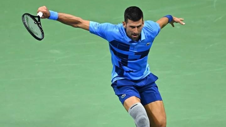 Djokovic brilla en su debut en el US Open pero critica el horario nocturno