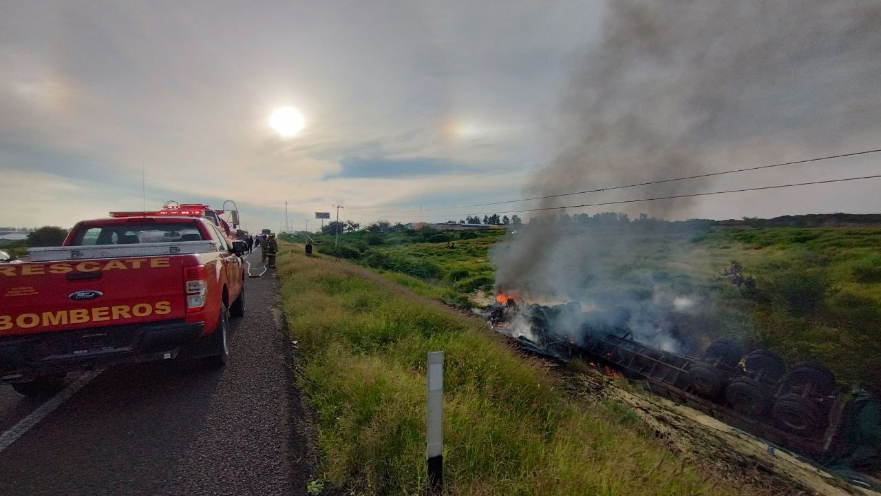 Trailer con maiz vuelca en la carretera La Piedad-Pénjamo