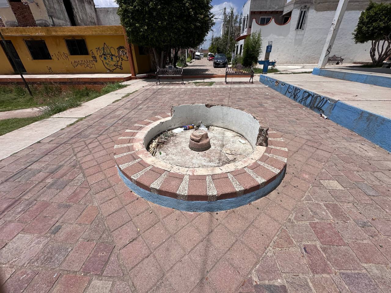 Entre grafitis y basura, dejan en el abandono a la Plaza Villaseca en Guanajuato 