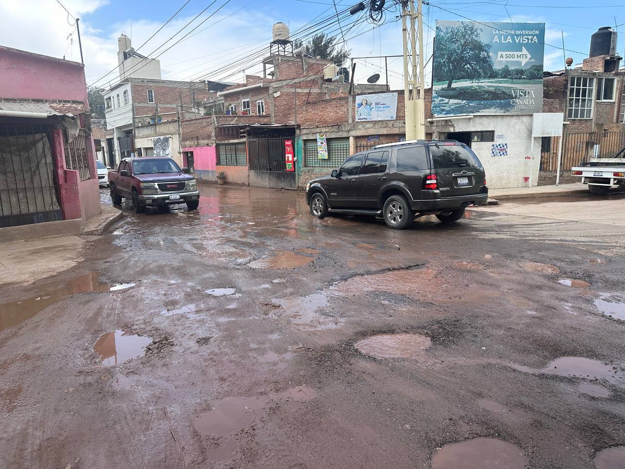 Vecinos de Cuevas en Guanajuato exigen reparación de baches; se vuelven 'lagunas' con la lluvia 