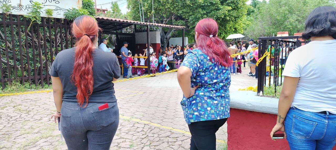 Hombre con tubo asalta a transeúntes en la avenida Casuarinas, en la colonia Pinos