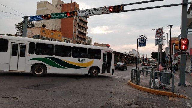 Solo 10 segundos dan para cruzar semaforos de León donde mujer mayor murió arrollada