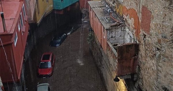 Lluvias dejan a Guanajuato bajo el agua; corriente se lleva autos con personas dentro | Video