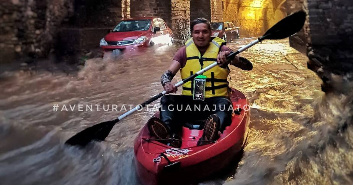 Guanajuato mágico: Andrés aprovechó los túneles inundados para practicar con su kayak | Video 