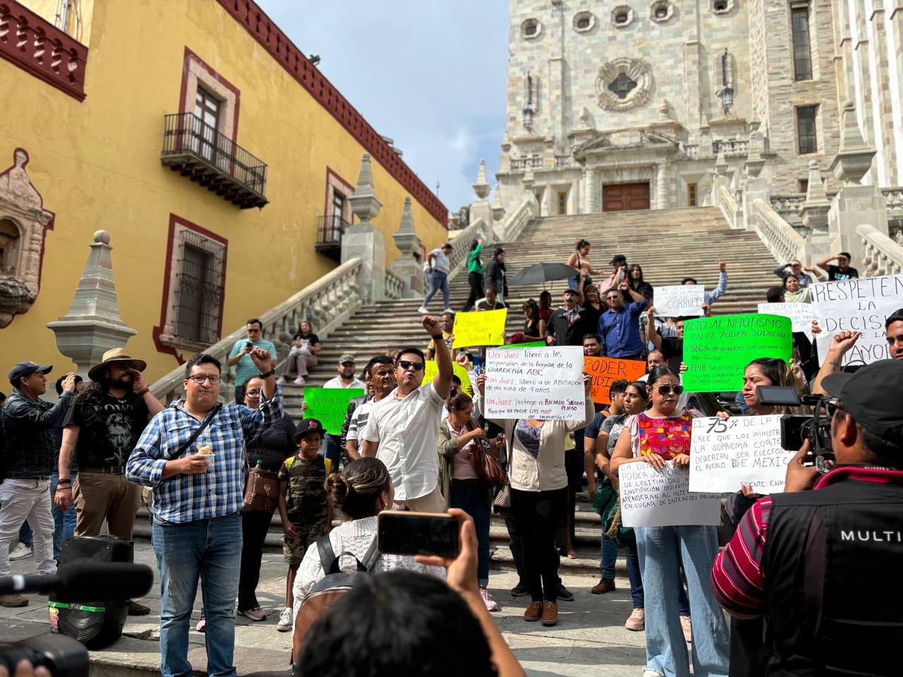 Estudiantes de la UG protestan a favor de reforma del Poder Judicial; La Salle se manifiesta en contra 