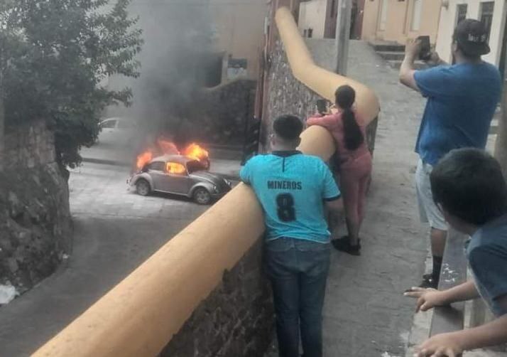 Video | Se incendia 'vochito' en túnel de Tamazuca en Guanajuato capital, ¿qué pasó?