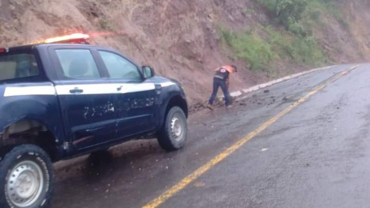 Lluvias causan derrumbes en la carretera Xichú-San Luis de la Paz