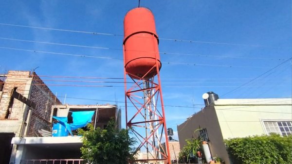 Vecinos de Yuriria temen colapso de tanque elevado de agua potable 