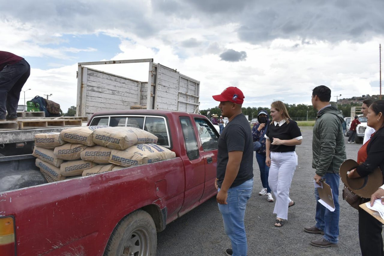 Alcaldesa Chío Cervantes entrega materiales para construcción en Abasolo 