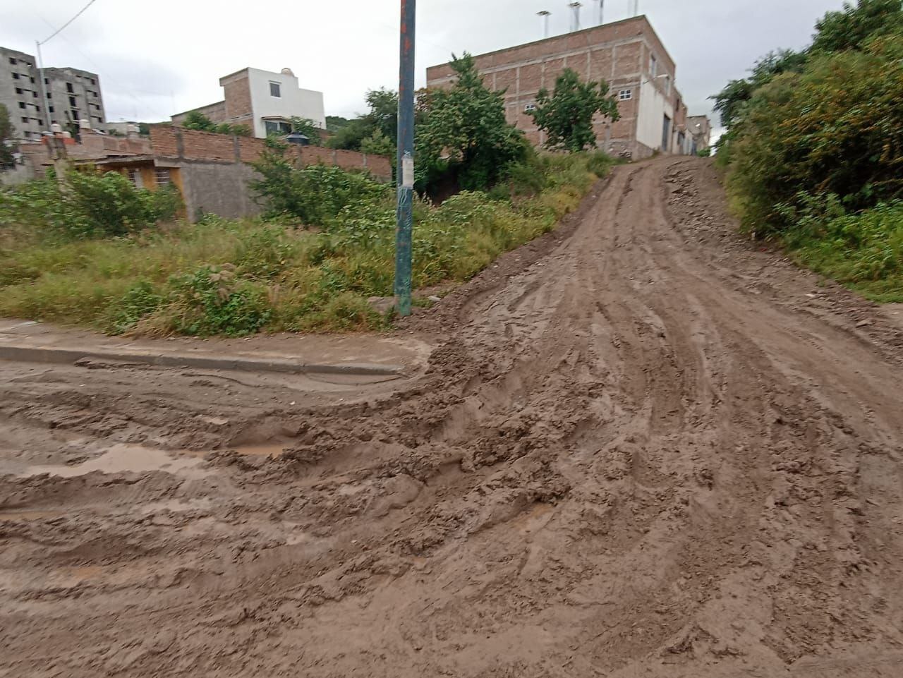 Estas calles de Guanajuato capital sufren deslaves de tierra; vecinos advierten riesgos 