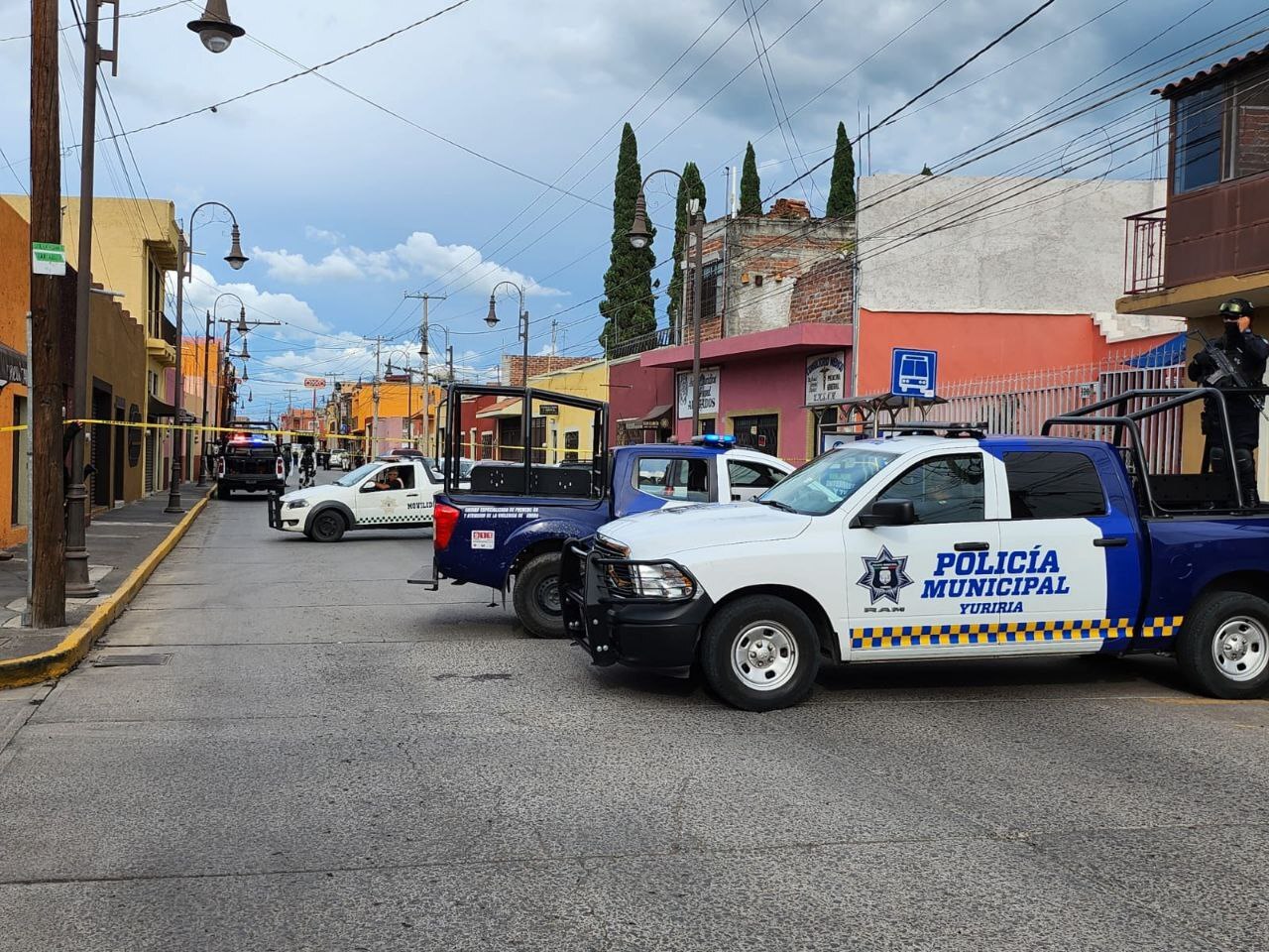 Asesinan a hombre a plena luz del día en el centro de Yuriria; agresores huyen