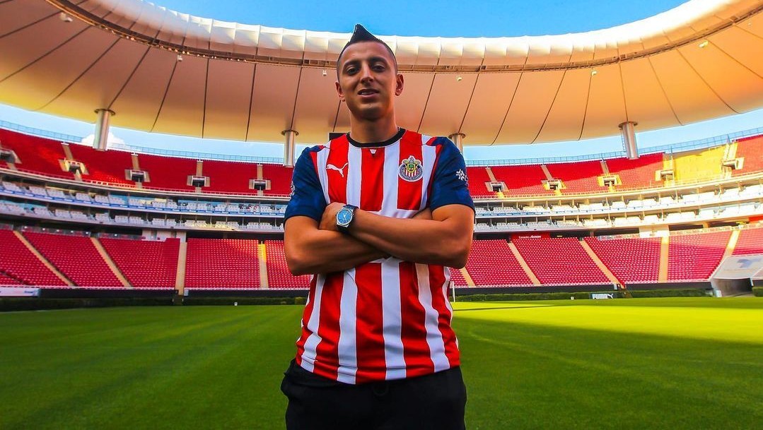 Roberto Alvarado vuelve a firmar con Chivas