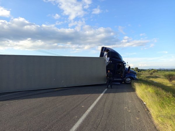 Baches en la carretera de San Felipe causan accidentes; representan un riesgo para los vecinos 