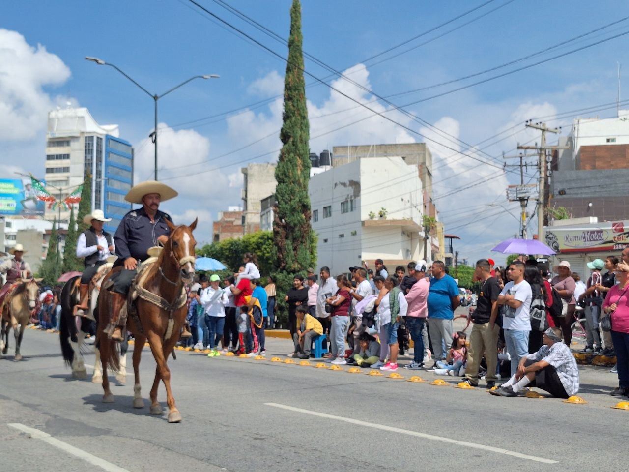 Fotos| Cientos de leoneses acuden a ver el desfile del 16 de septiembre