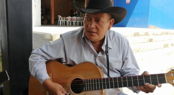 A sus 53 años, José recorre con su guitarra las calles de Jerécuaro, Coroneo y Tarandacuao