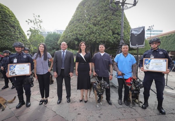 Policía de León jubila con todos los honores a Ares y Violeta, dos oficiales caninos 