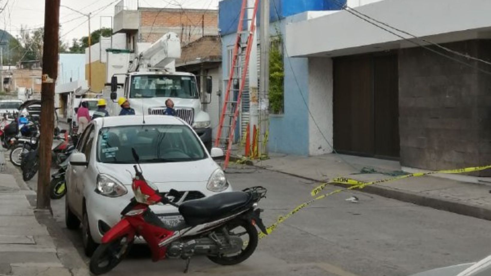 Reparación de poste de luz provoca tráfico en Acámbaro