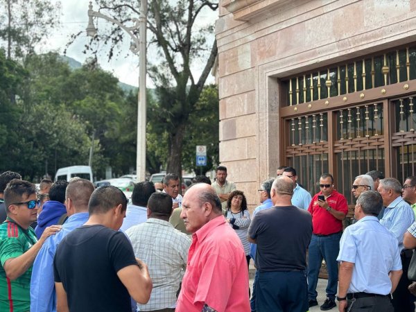 Protestan taxistas de Guanajuato por competencia desleal; exigen regulación 