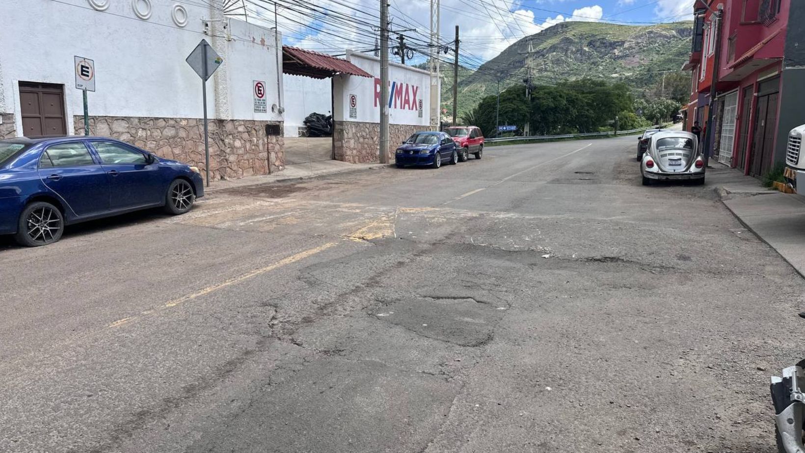 Baches afectan carretera al ISSSTE en Guanajuato Capital