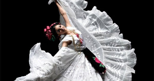 Ballet Folklórico de México deleita al público en su primera función en León