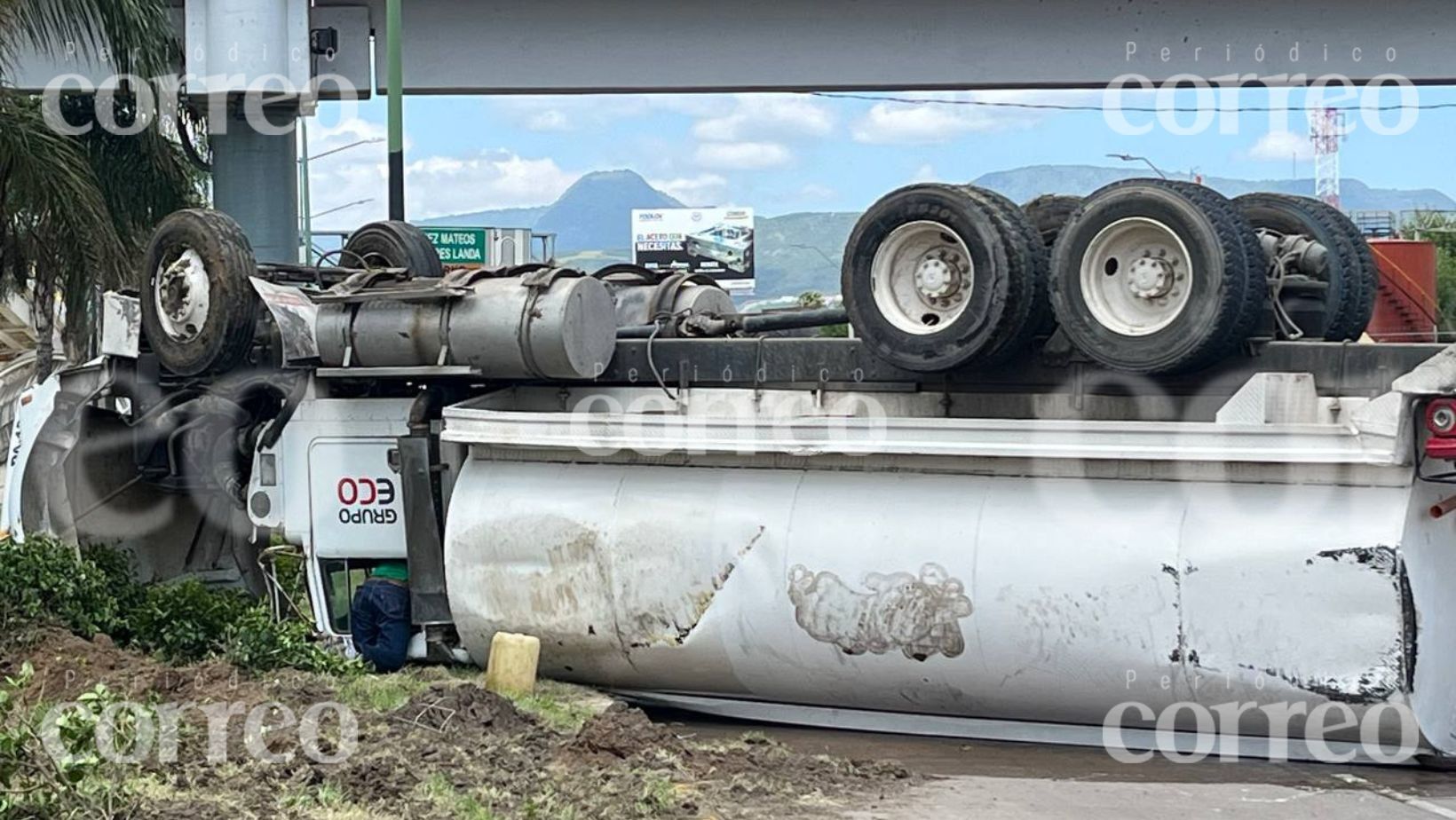 Volcadura de pipa de agua causa tráfico en la San Marcos de León