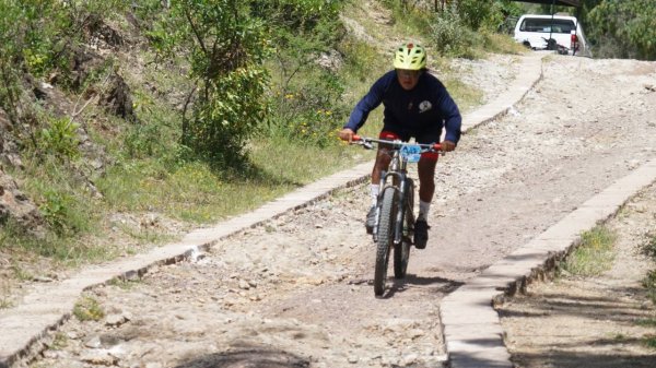 Cerca de 100 ciclistas desafían los senderos del Parque 