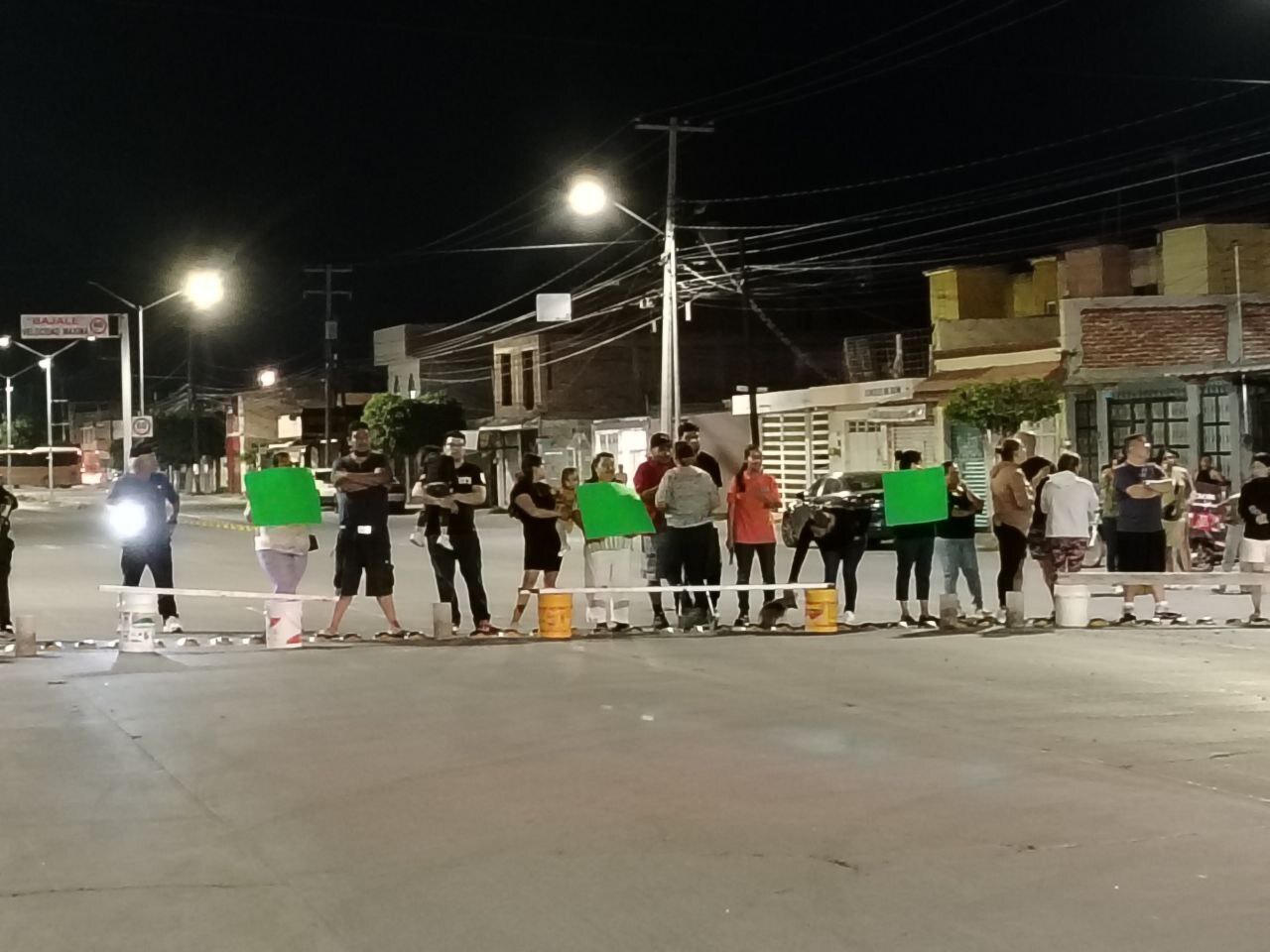 Manifestantes de El Campanario cierran avenida tras tres días sin suministro de agua en Celaya 