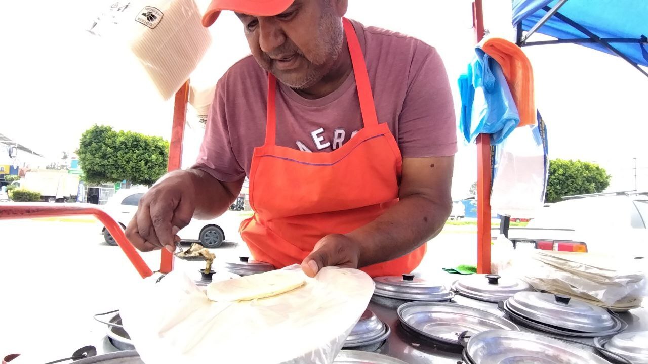 ¿Antojo de algo rico? Don Gus vende los mejores tacos de guisado en Salamanca