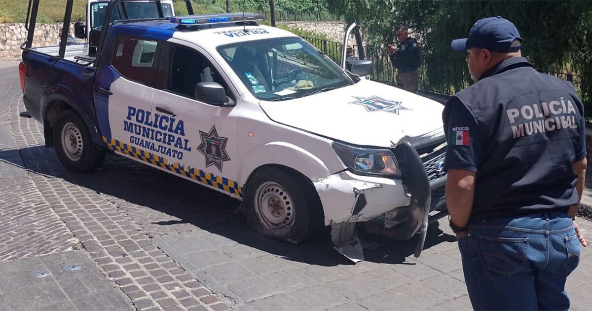 Patrulla choca contra vehículo particular en Paseo Ashland en Guanajuato capital