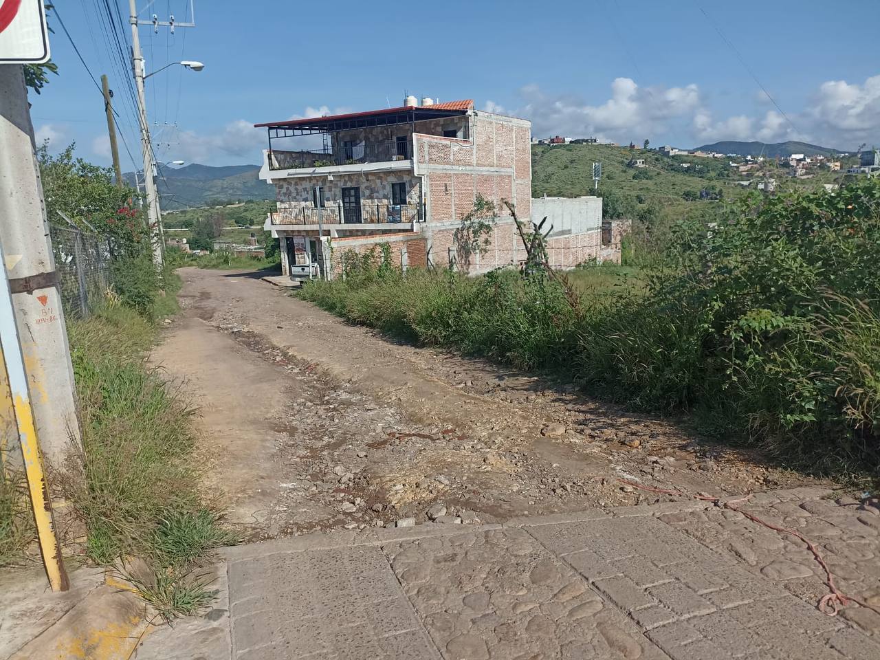 Colonos exigen pavimentar la calle Avenida México en Guanajuato capital 