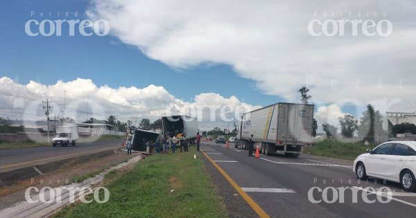 Vuelca tráiler en la carretera Irapuato-Abasolo; conductor resulta ileso 