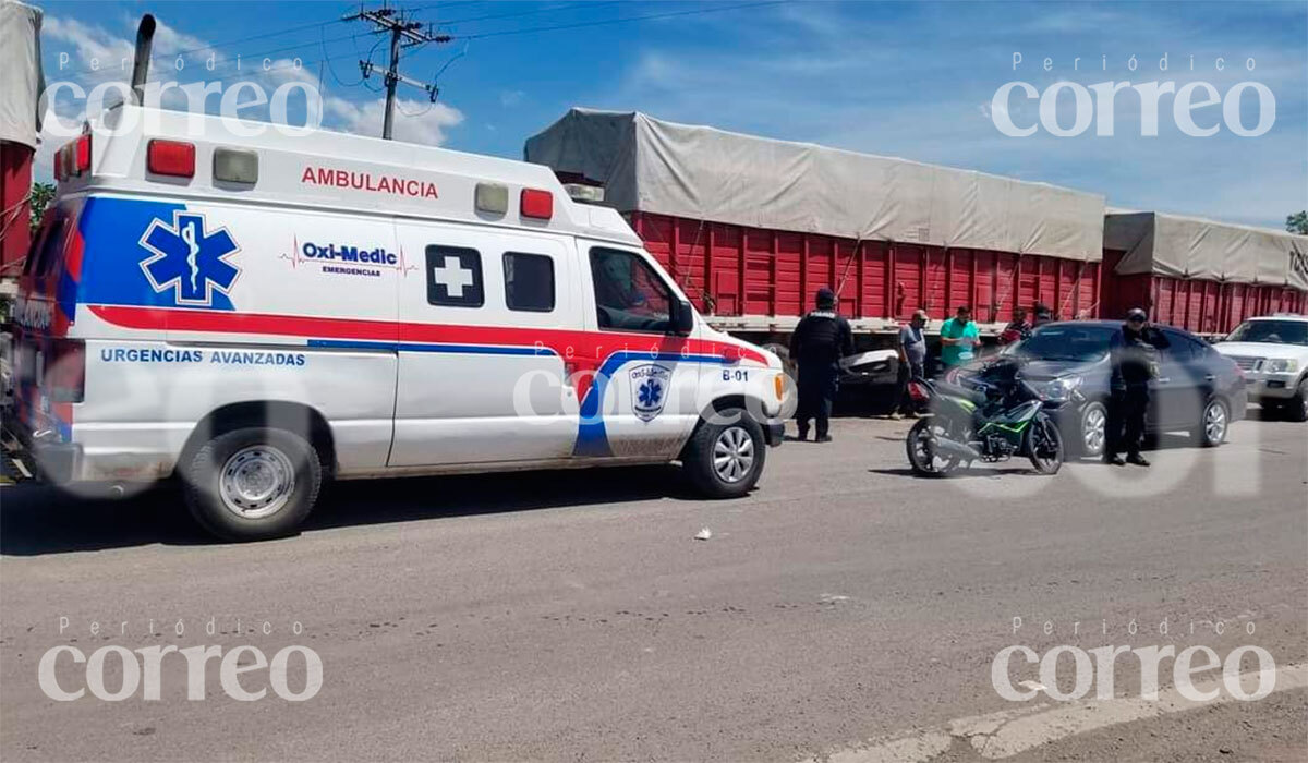 Estudiante de prepa es arrollada en Pénjamo; camiones mal estacionados no la dejaron ver