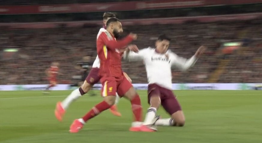 Edson Álvarez provoca autogol y termina expulsado en la derrota del West Ham ante Liverpool