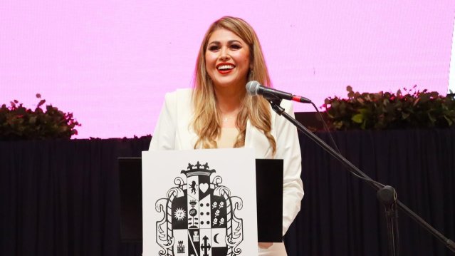  Cindy Arvizu agradece colaboración de trabajadores de base y confianza