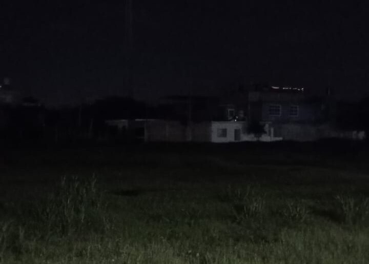 Vecinos de la colonia Roma en Irapuato se quedan sin luz por instalación de nuevos postes eléctricos 