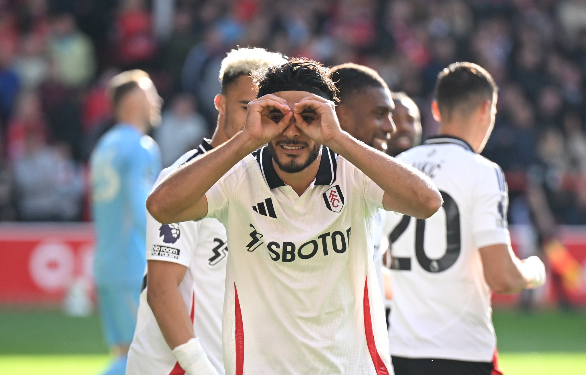 ¡Raúl Jiménez entra en la historia con su gol 100 en Europa y está a punto de romper el récord de Chicharito en la Premier League!