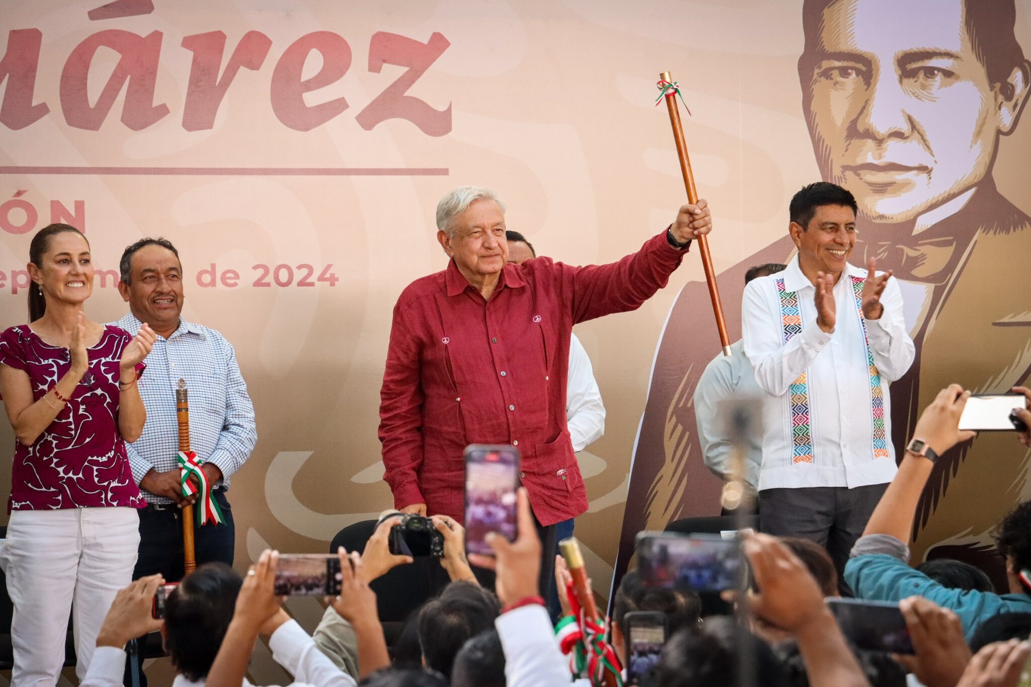 Miles de simpatizantes despiden a AMLO en festival en el Monumento a la Revolución