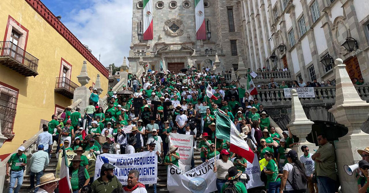 Marchan en Guanajuato a favor del Poder Judicial en marco de toma de protesta de Sheinbaum 