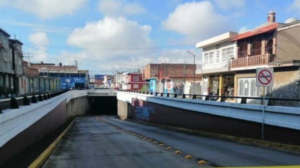 Automovilistas alertan por agresiones a vehículos en puente a desnivel Obregón, en Slamanca