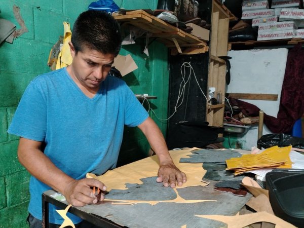 José, artesano de León, lucha por mantener viva la tradición de fabricación de botas en León 