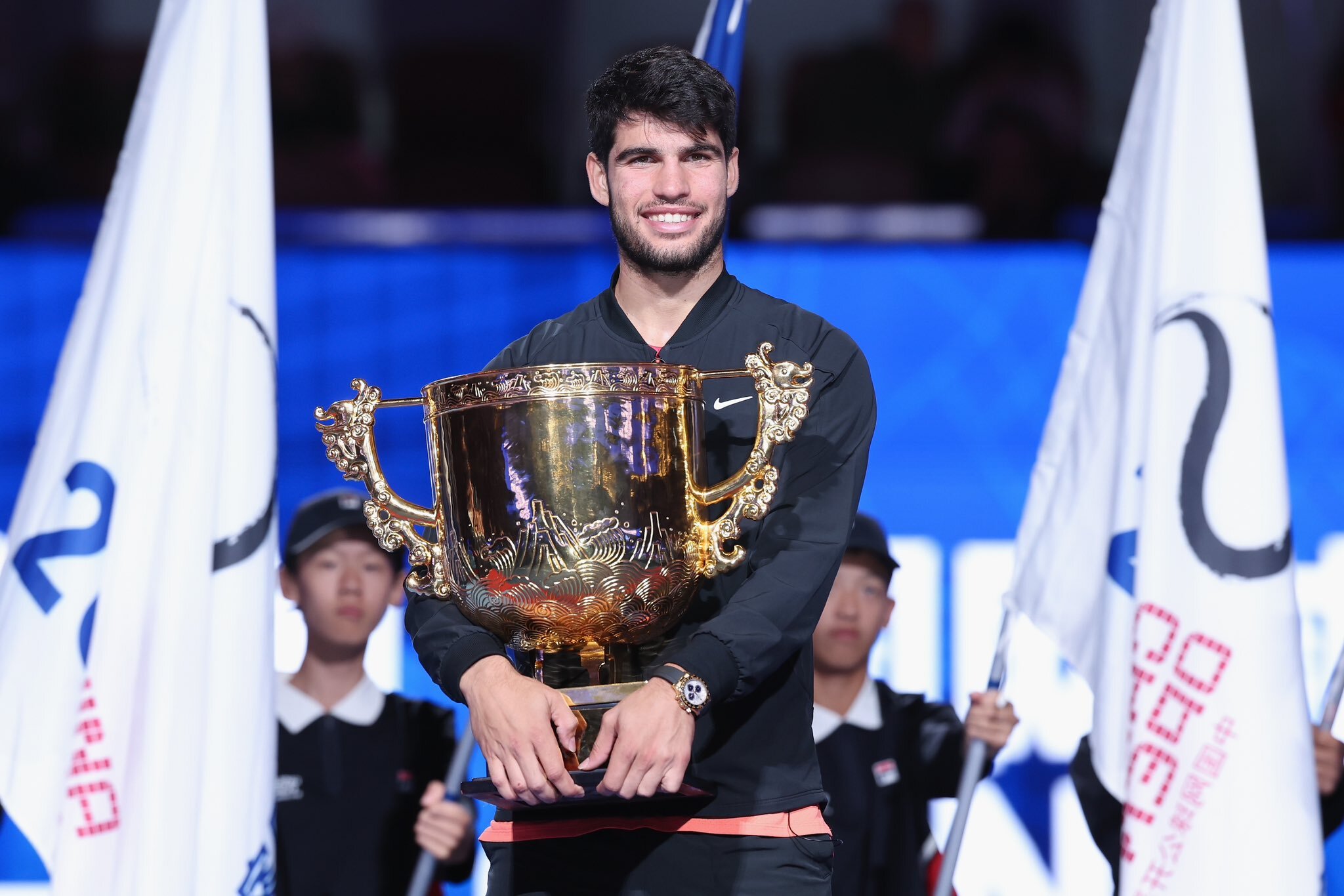 Carlos Alcaraz derrota a Jannik Sinner en una épica final y se corona campeón del Abierto de China