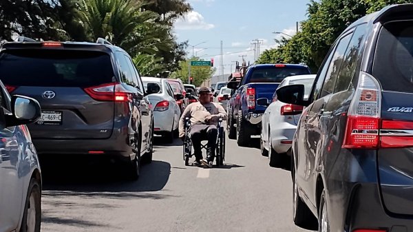 ¡En riesgo! Hombres en sillas de ruedas piden dinero entre semáforos de Irapuato